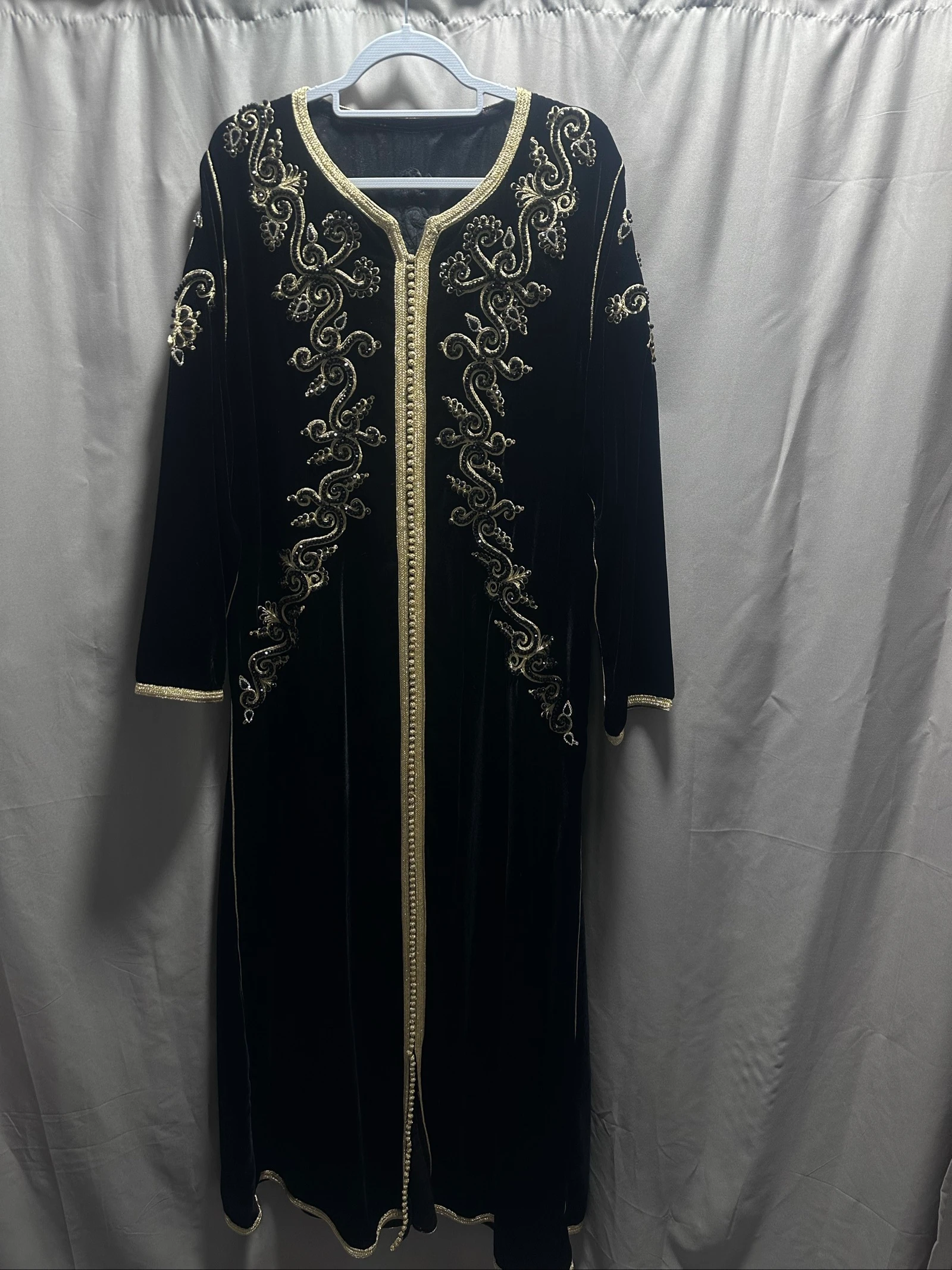 Caftan noir et doré en velour 